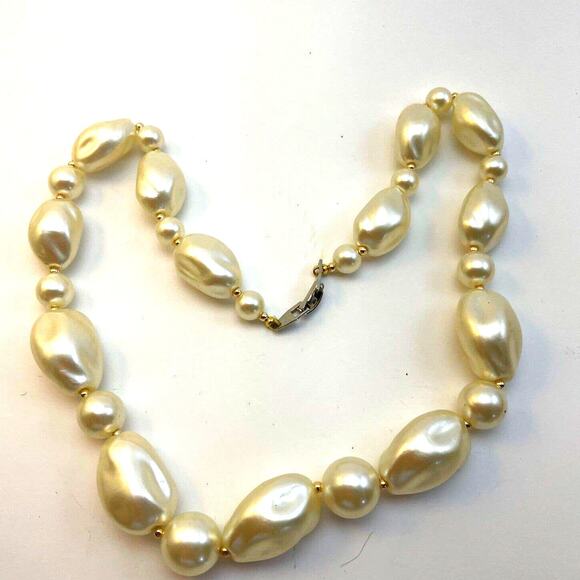 Vintage Necklace Gold Tone Acrylic Chunky Faux Pearl Beaded 16” B#6 - Picture 15 of 15